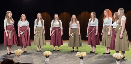 Zapele so tudi pevke ljudskih pesmi Tičice AFS Ozara Kranj